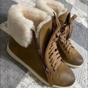 Cloud Nine Sheepskin Women’s Boot, size 9